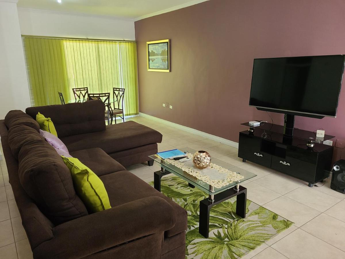 New Kingston Luxurious Secure Condo Exterior foto