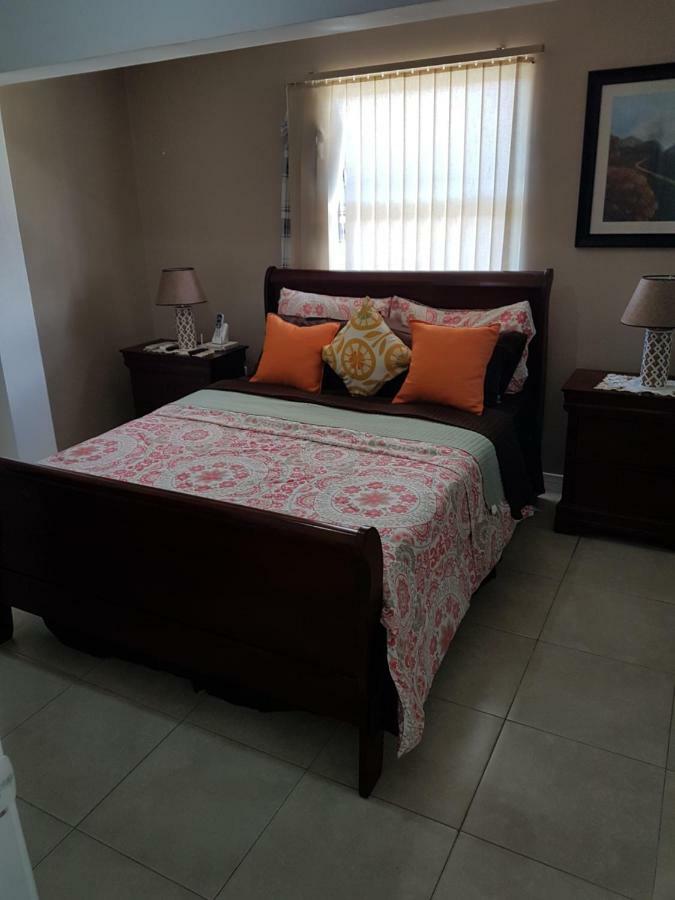 New Kingston Luxurious Secure Condo Exterior foto